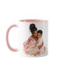 Segurados no Amor: Um Suave Abraço de Mãe e Filho 