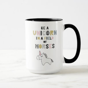 Caneca Seja um unicórnio em um campo dos cavalos