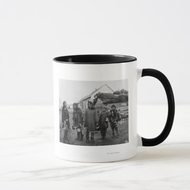 Caneca Selry Pickers esquimó em Nome, Alasca Fotografia (Direita)