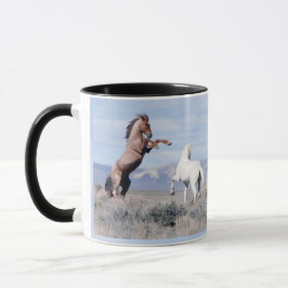 Caneca Selvagem e livre na bacia de lavagem da areia