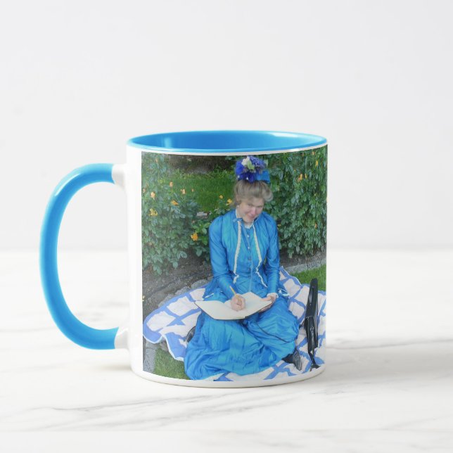 Caneca Senhora no livro da escrita do jardim (Esquerda)