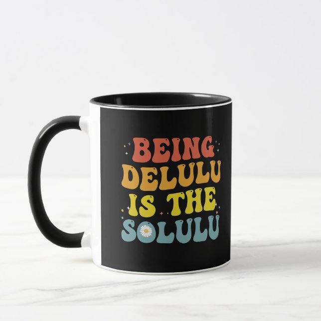 Caneca Ser Delulu É O Retro Solulu Funny Groovy GenZ (Esquerda)