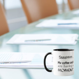 Caneca Shh, meu café e eu estamos tendo um momento