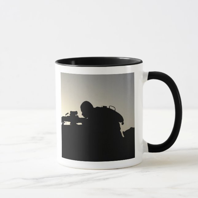 Caneca Silhuette de um artilheiro de Arma Automática de E (Direita)