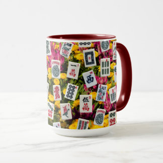 Caneca Símbolos de Mahjong em um fundo de flores silvestr
