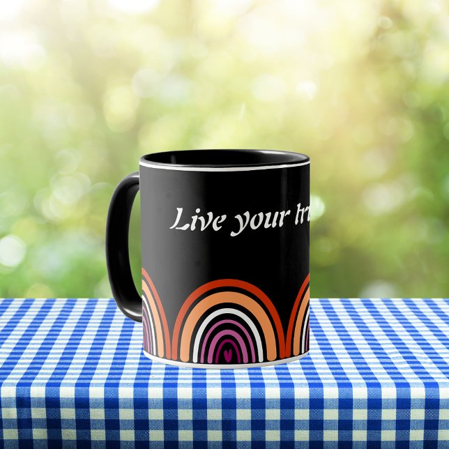 Caneca Sinalizador LGBTQ Lésbica: viva seu verdadeiro eu (Criador carregado)