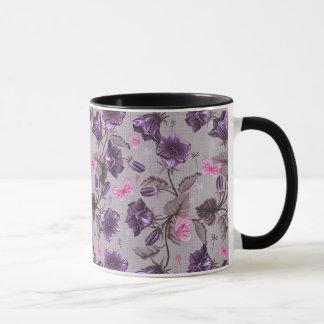 Caneca sinos de mão violetas e teste padrão de borboletas