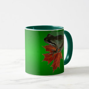 Caneca Sitting On Leaves