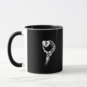 Caneca Skeleton Hand Segurando Coração