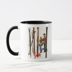 Caneca Skis em pé na neve por Casal