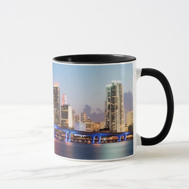 Caneca Skyline iluminada de Miami do centro no crepúsculo (Direita)