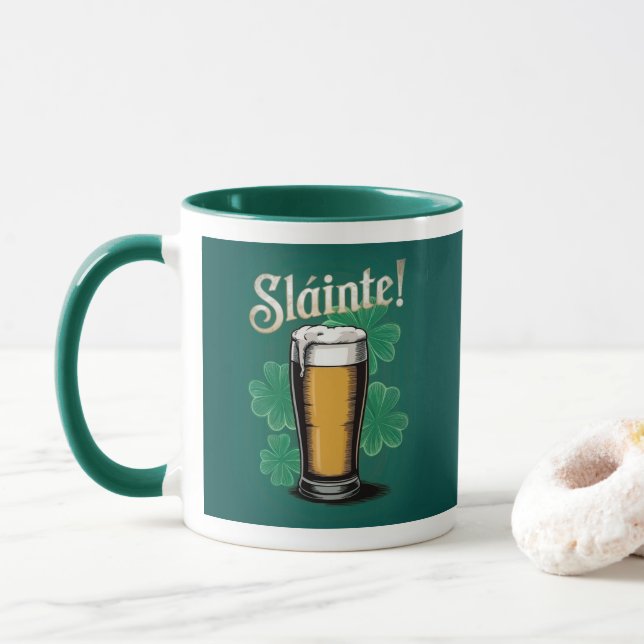 Caneca Slàinte! Pint de Cerveja no Dia de São Patrício em (Com Donut)
