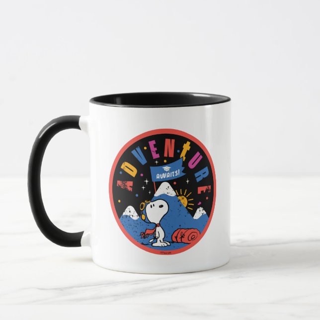 Caneca Snoopy Adventure Awaits Graduation Mountain Design (Esquerda)