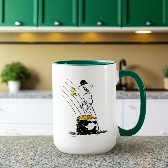 Caneca Snoopy pulando em Pote de Dourado (Mug on counter)