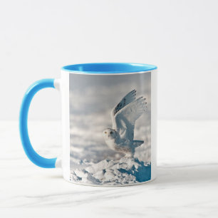 Caneca Snowy Owl a sair da neve