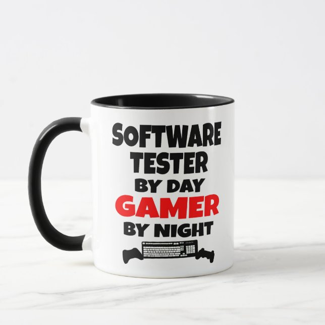 Caneca Software Tester by Day Gamer by Night (Esquerda)