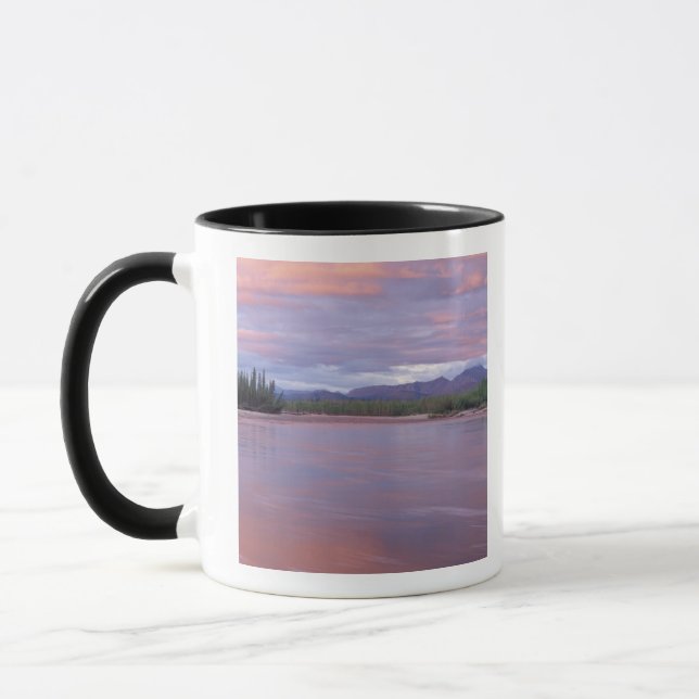 Caneca sol da meia-noite sobre o rio MacKenzie, fora da (Esquerda)
