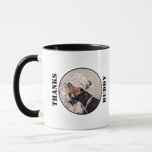 Caneca Soldado em Fatigues com Seu Cão Militar Negro (Esquerda)