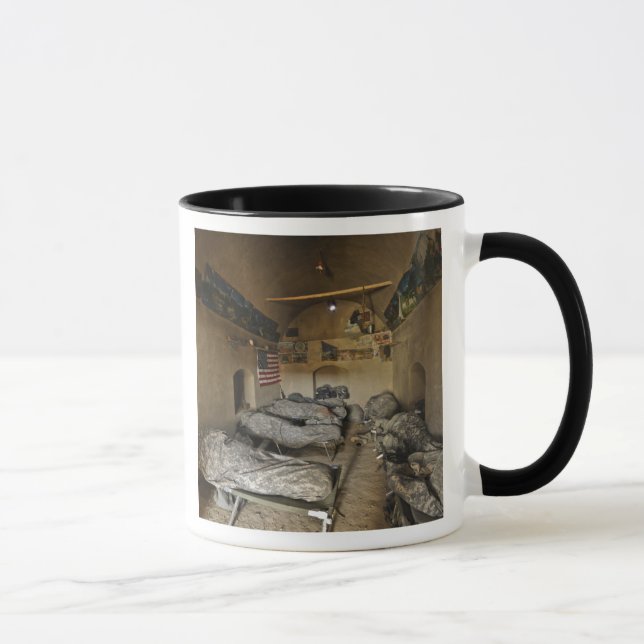 Caneca Soldados dos EUA dormem em uma casa de lama abando (Direita)
