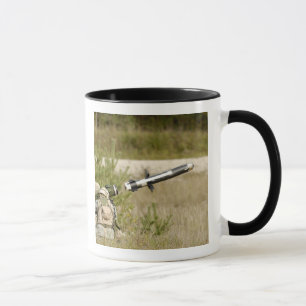 Caneca soldados que ateiam fogo a um dardo FGM-148