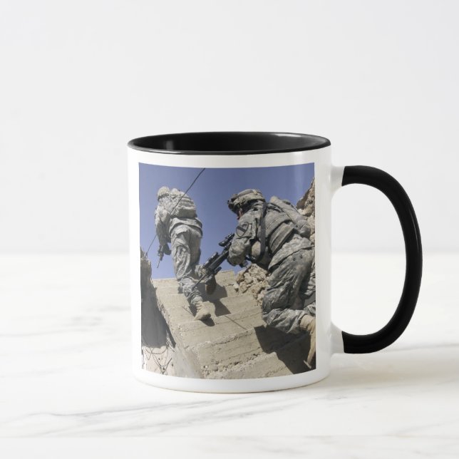 Caneca Soldados subindo escada de um prédio (Direita)