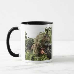 Caneca Soldados vestidos em ternos do ghillie