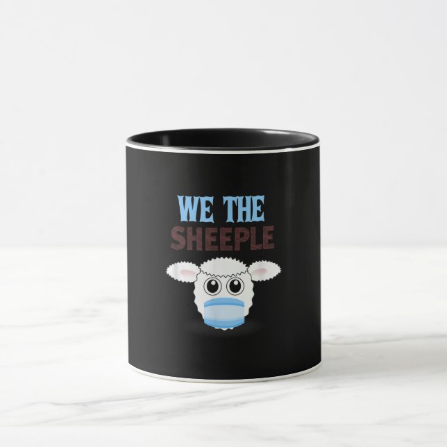 Caneca Somos a besta | ovelhas engraçadas com máscara fac (Centro)