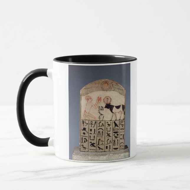 Caneca Stela ao touro dos Apis (pedra calcária pintada) (Esquerda)