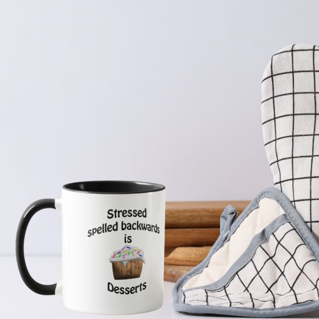 Caneca Stressed escrito ao contrário é desserts (Criador carregado)