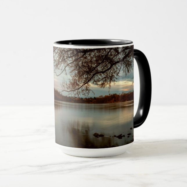 Caneca Subdued um por do sol no Rio Sacramento (Frente Esquerda)