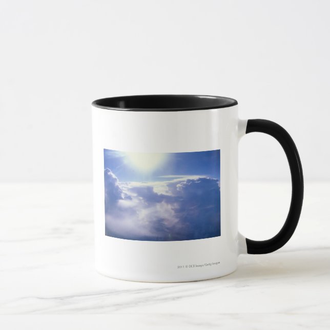 Caneca Sun que shinning através das nuvens (Direita)
