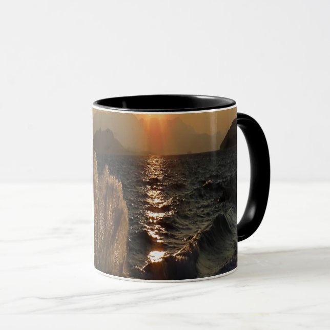 Caneca Sunset Over Waves na costa da Croácia (Frente Esquerda)