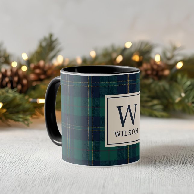 Caneca Tartan de Natal Monograma Xadrez Verde Clássico (Criador carregado)