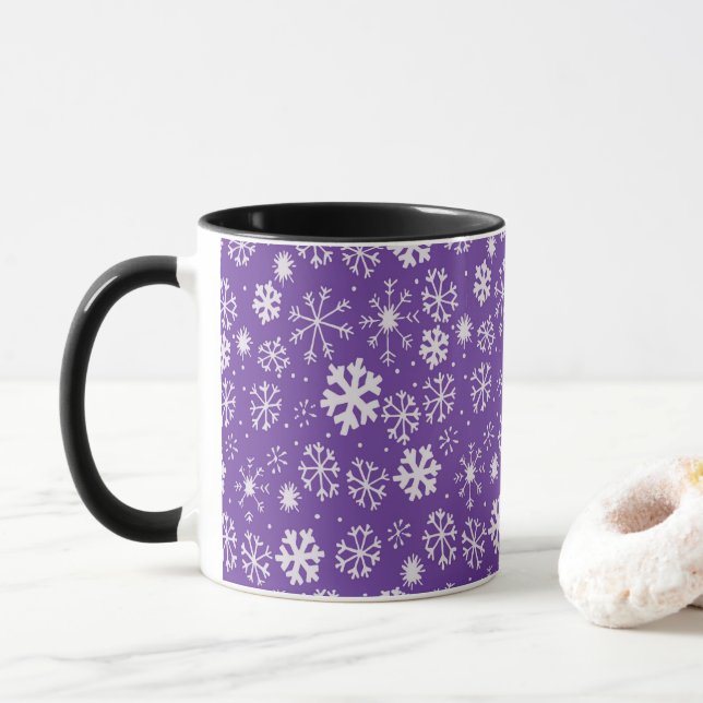 Caneca Tempestade de Floco de Neve com Fundo Roxo (Com Donut)