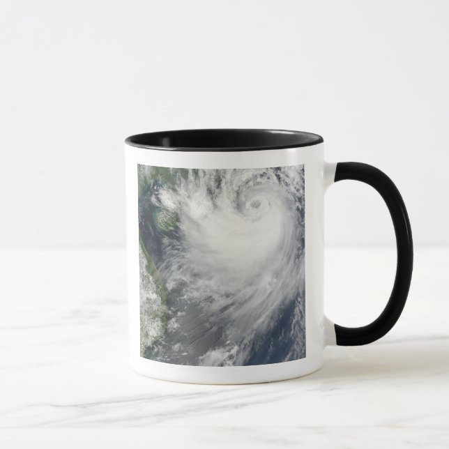 Caneca Tempestade tropical Koppu perto de terra (Direita)