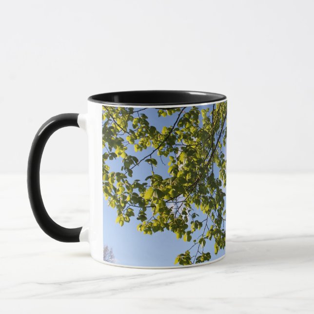 Caneca tempo de primavera, árvore contra céu aberto (Esquerda)