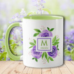 Caneca Tendência Aquarela Púrpura e Limão Monograma<br><div class="desc">Esta linda caneca tem um estilo aquoso, rosas roxos, folhas e botões, um quadro branco quadrado com um quadrado roxo dentro no centro das flores. Perfeito para presente de aniversário, presente de dia de as mães, presente para sua esposa, avó ou um para você e seu melhor amigo. Também disponível...</div>