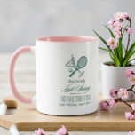 Caneca Tênis Último Balanço Antes da Despedida de Solteir<br><div class="desc">Celebre a última dança da noiva antes do casamento com esta elegante caneca personalizada de tênis para despedida de solteira. Com uma ilustração sofisticada de raquetes cruzadas e martini com nome, local e data personalizados, esta caneca de cerâmica estilosa de duas cores é um presente perfeito para uma despedida de...</div>