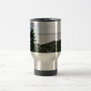 Caneca Térmica Árvore de Natal contra rochas da praia