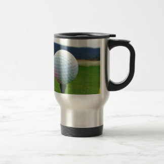 Caneca Térmica Bola de golfe em um campo de golfe montanhoso