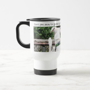 Caneca Térmica Cachorro Branco Bonito Olhando para a grama de out
