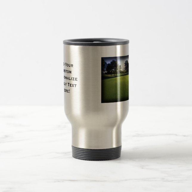 Caneca Térmica Campo de golfe verde no alvorecer (Centro)