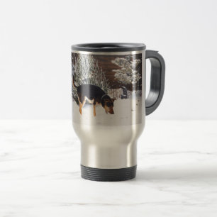 Caneca Térmica Cena da neve do inverno com o cão preto e tan