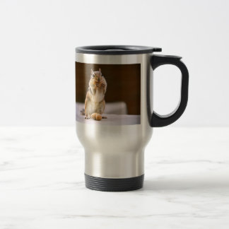 Caneca Térmica Chipmunk bonito que come um amendoim