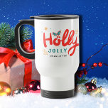Caneca Térmica Christmas Holly Jolly Fun Winter Personalization N<br><div class="desc">A Caneca de viagem de nomes personalizados do Winter Holly Jolly Fun Winter apresenta o texto "Holly Jolly em vermelho e azul, em tipografia do roteiro para a caligrafia moderna, e personalizado com seu nome personalizado. Destacado com flocos de neve e snowflakes. Presentes perfeitos para o Natal e as férias...</div>