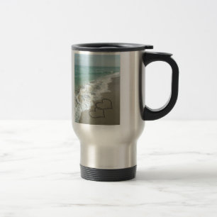 Caneca Térmica Dois corações da areia na praia, oceano românti