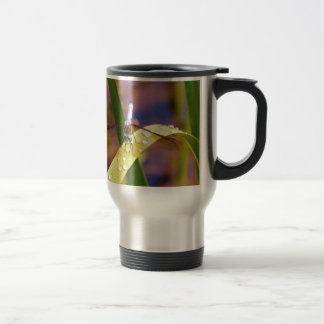 Caneca Térmica Dragonfly na folha de chuva