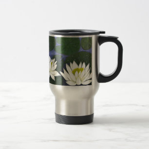 Caneca Térmica Flores de Nenúfar Brancas em um Lago.
