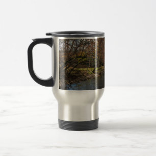 Caneca Térmica Folhas Coloridas Caem Reflexos no Córrego de Outon