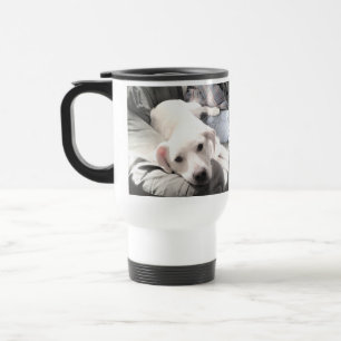 Caneca Térmica Foto de Cão Branco Bonito Saindo com Pai